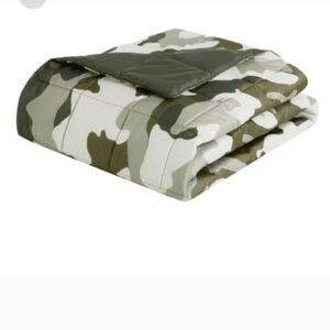 Columbia Packable Throw All Season Warmth 50″ x 60" Machine Washable Green/Gray